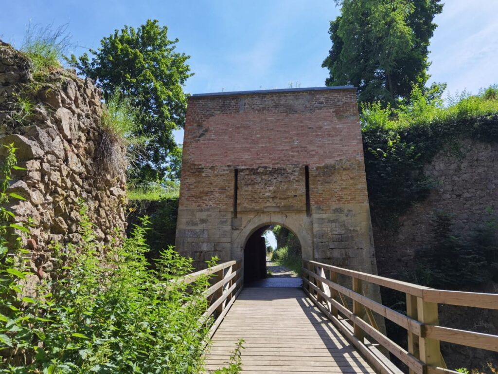 Über diese Brücke geht es hinein in die Burgruine Donaustauf