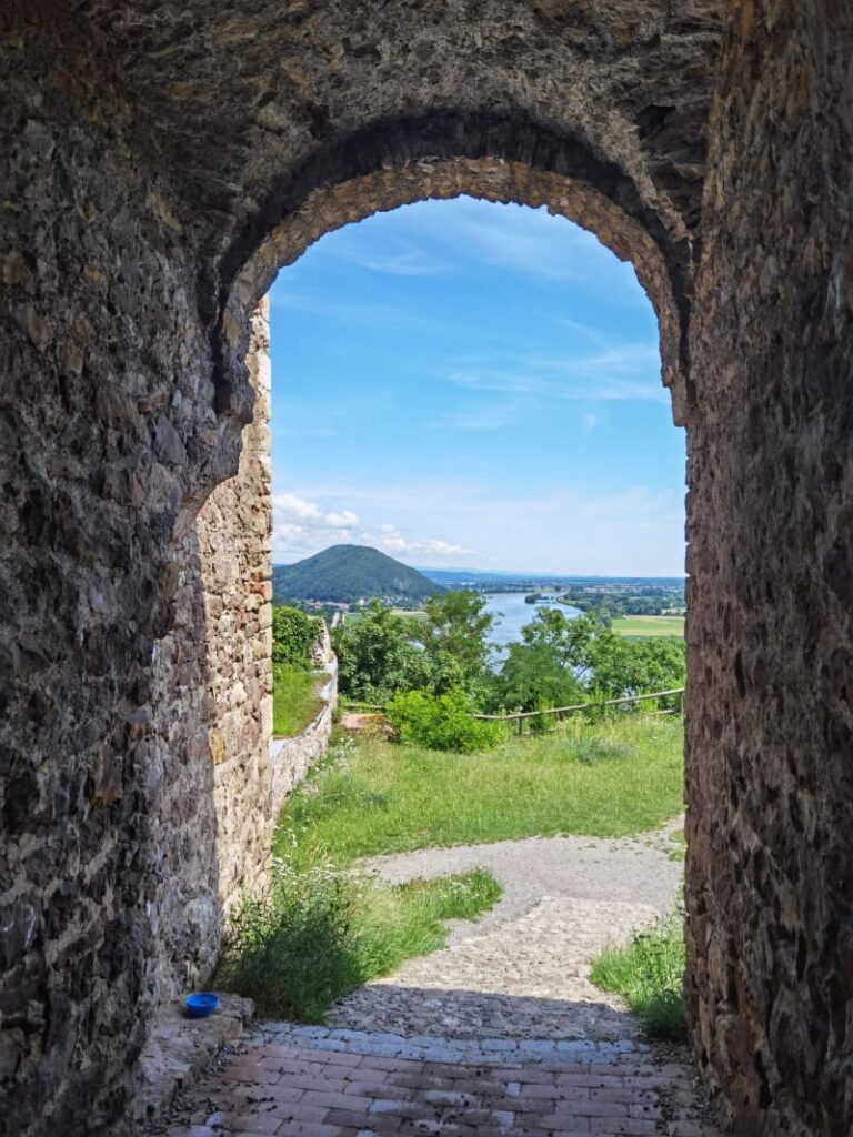 Durchgang in der Burgruine Donaustauf