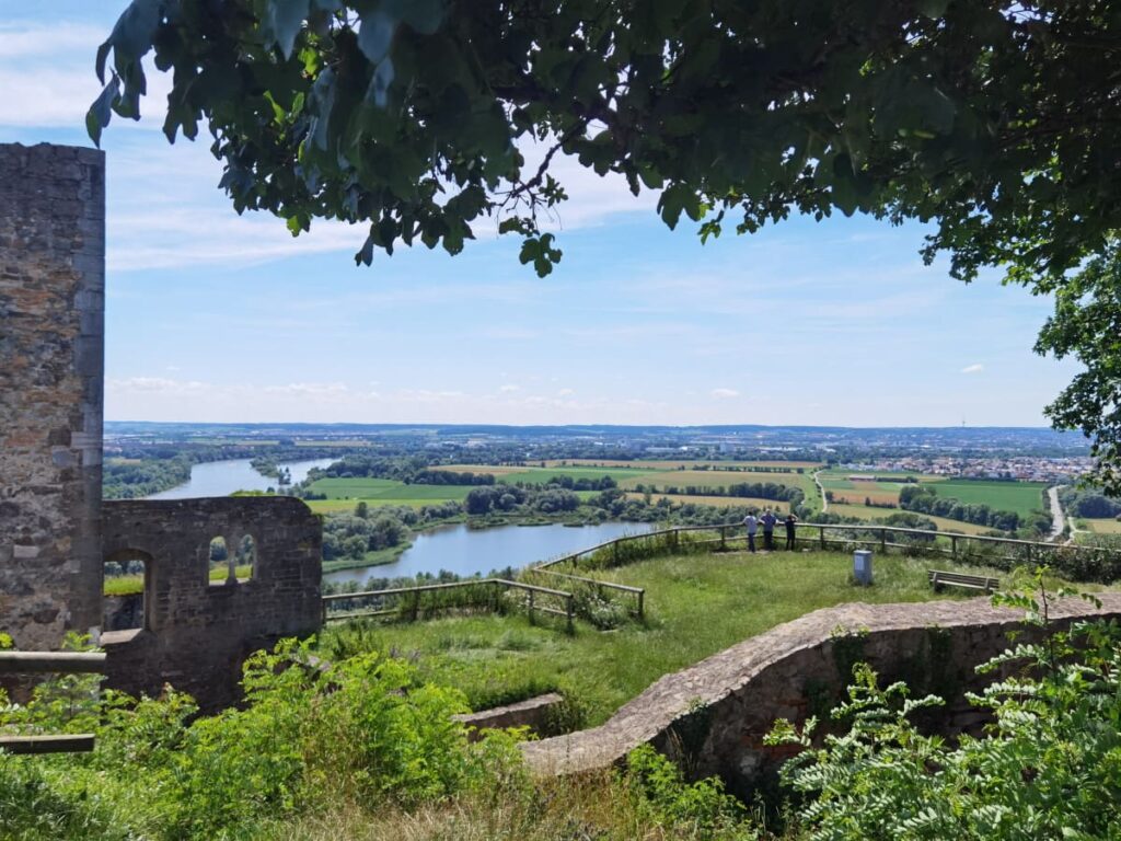 Zur Burgruine Donaustauf wandern - mit dem Aussichtspunkt Richtung Regensburg