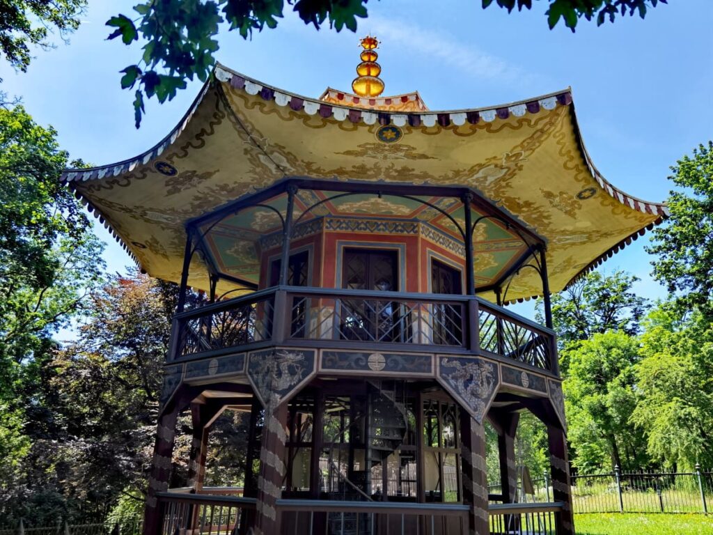 Zu den Sehenswürdigkeiten Donaustauf wandern - das ist der Chinesische Turm