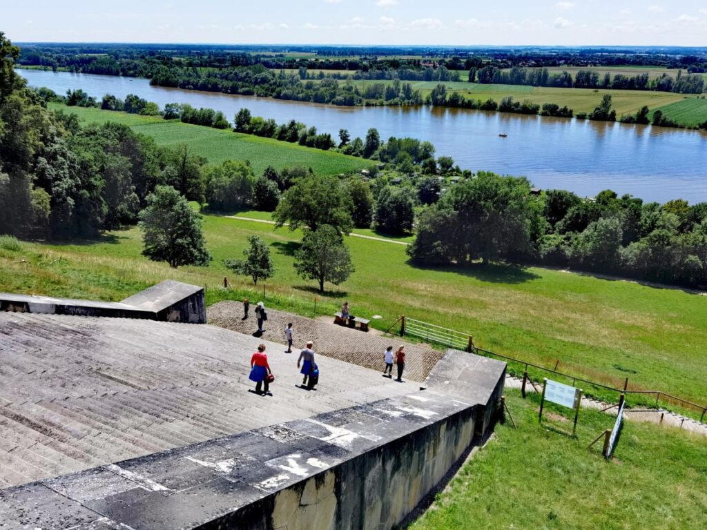 Stufe für die Stufe auf die Walhalla wandern - dreh dich auch mal um für den Blick auf die Donau