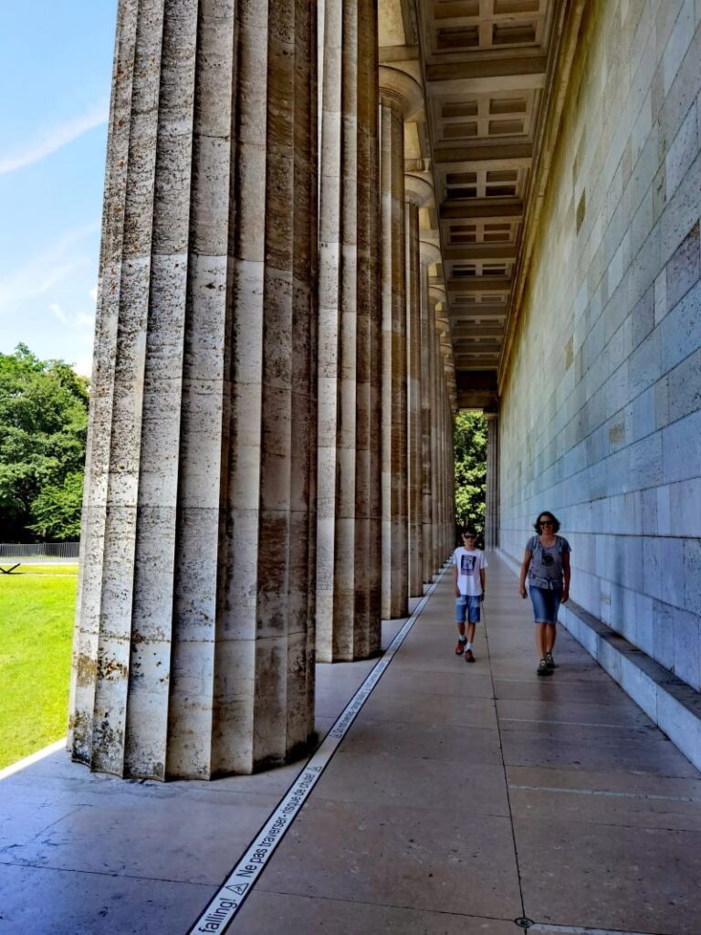 Für den Spaziergang zwischen den Säulen brauchst du keinen Walhalla Eintritt bezahlen