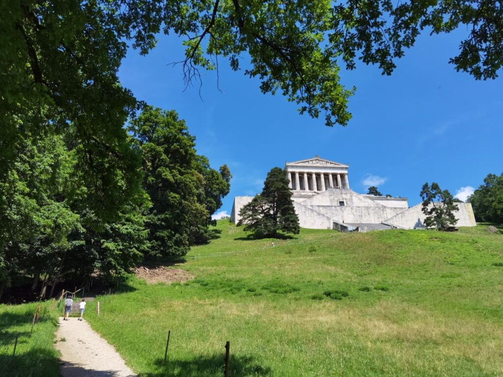 Die imposanteste Walhalla Wanderung - wenn du dich von unten dem majestätischen Bau annäherst