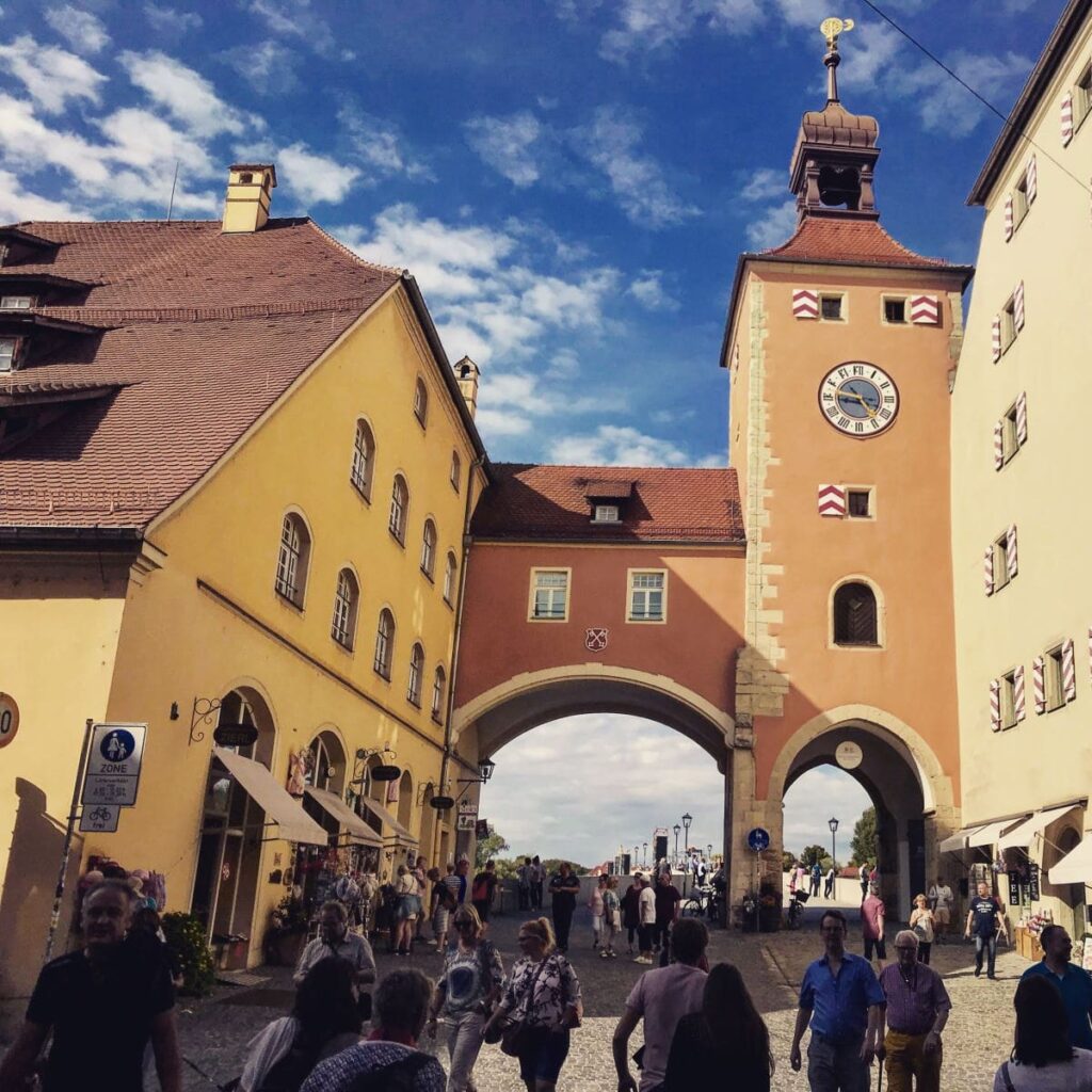 Das prächtige Tor an der Steinernen Brücke in Regensburg 