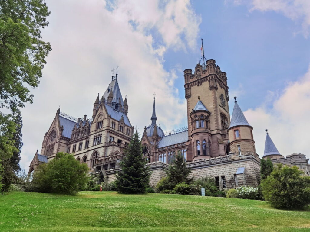 Deutschland Sehenswürdigkeiten am Rhein: Der Drachenfels mit Schloss und Burg