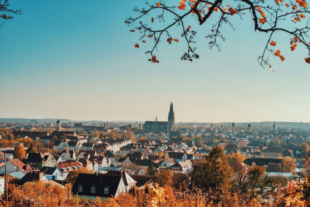 Blick auf die Altstadt Regensburg mit dem Regensburger Dom, Bild: Chi Nguyen Phung, Unsplash