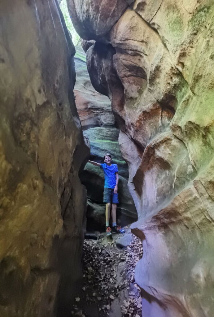 Deutschland Sehenswürdigkeiten in der Eifel: Die schmalen Felsen der Teufelsschlucht