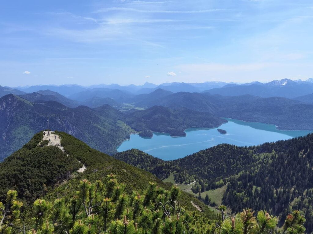 Beeindruckende Bayern Sehenswürdigkeiten - der Walchensee mit dem Karwendel
