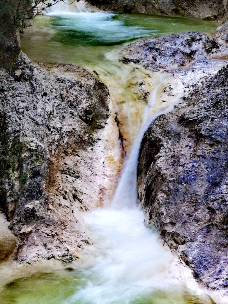 Bayern Sehenswürdigkeiten mit natürlichen Wasserspielen - in der Aschauer Klamm