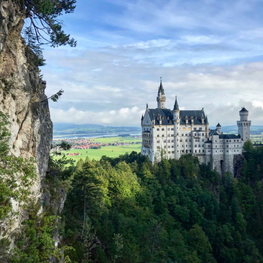 Weltbekannte  Bayern Sehenswürdigkeiten - das Schloss Neuschwanstein von der Marienbrücke gesehen