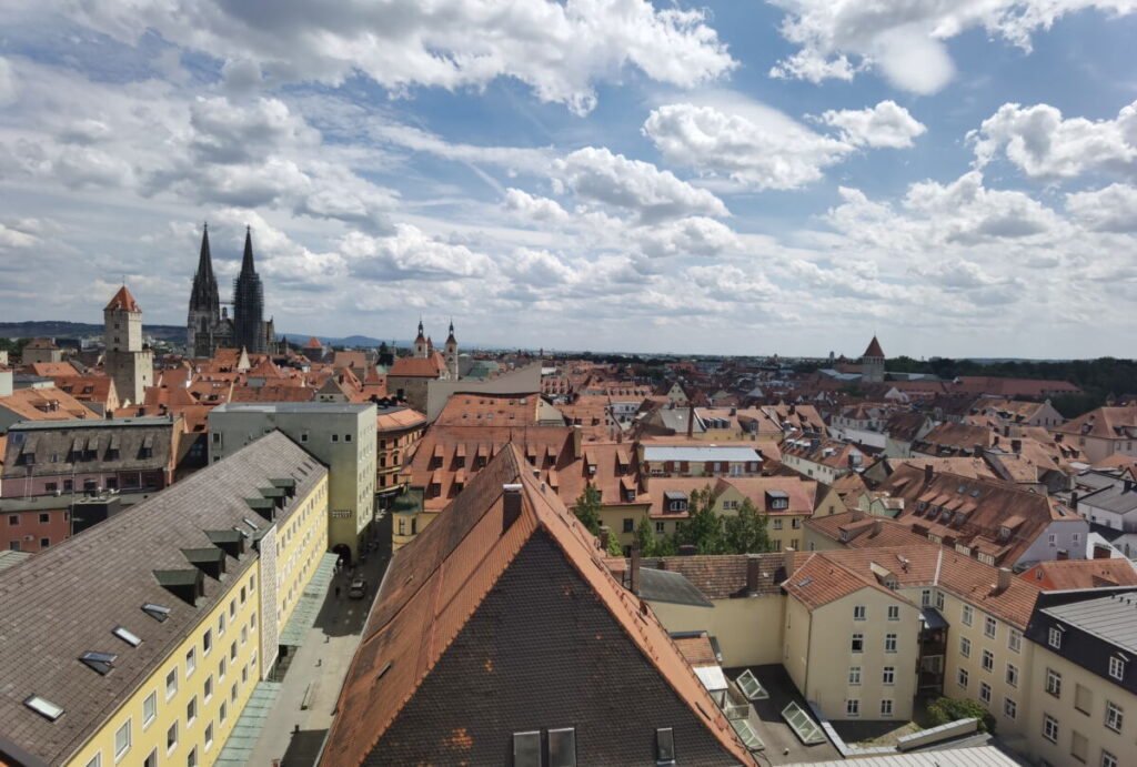 Vom Turm der Dreieinigkeitskirche siehst du die Regensburg Sehenswürdigkeiten von oben